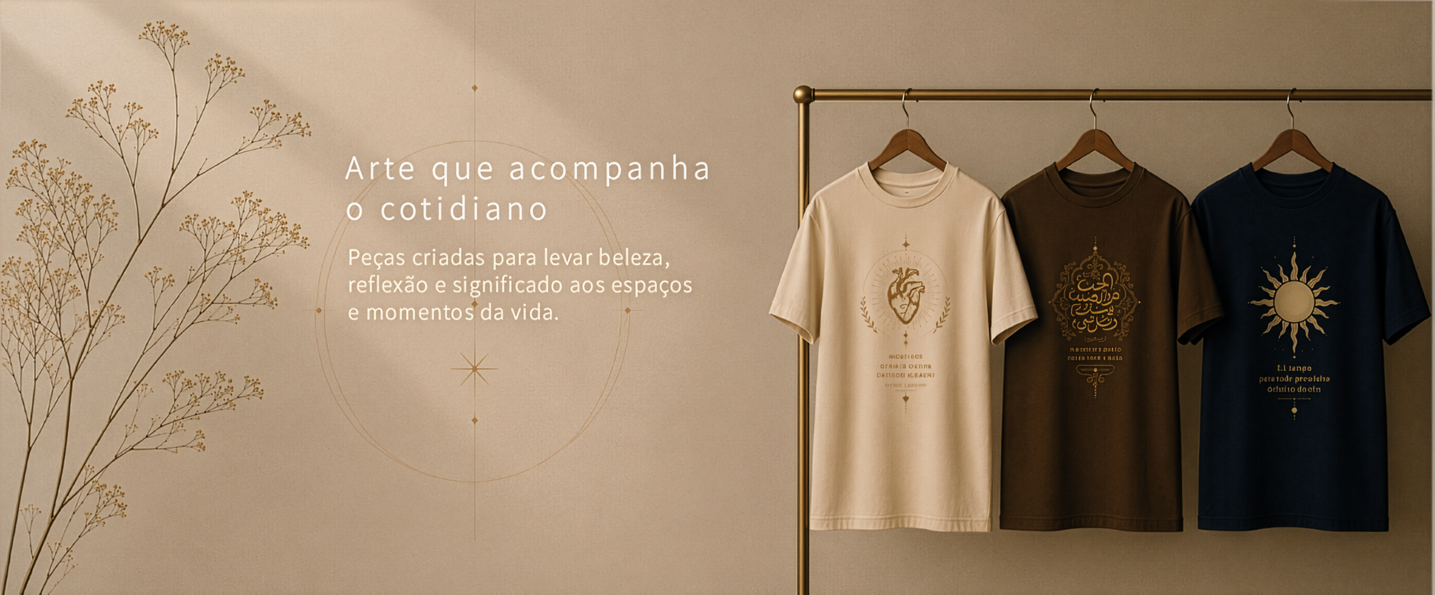 Três camisetas Religare penduradas em cabideiro sobre fundo bege.