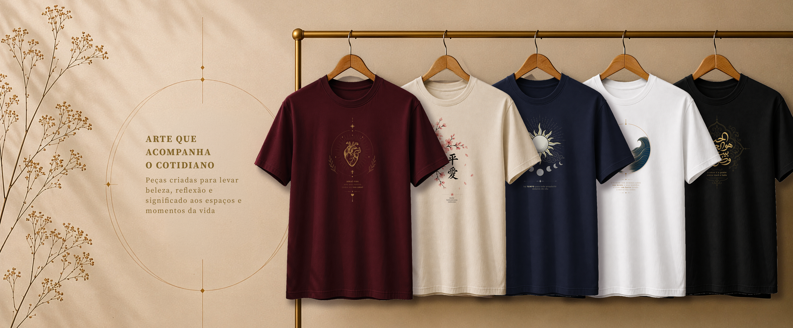 Três camisetas Religare penduradas em cabideiro sobre fundo bege.